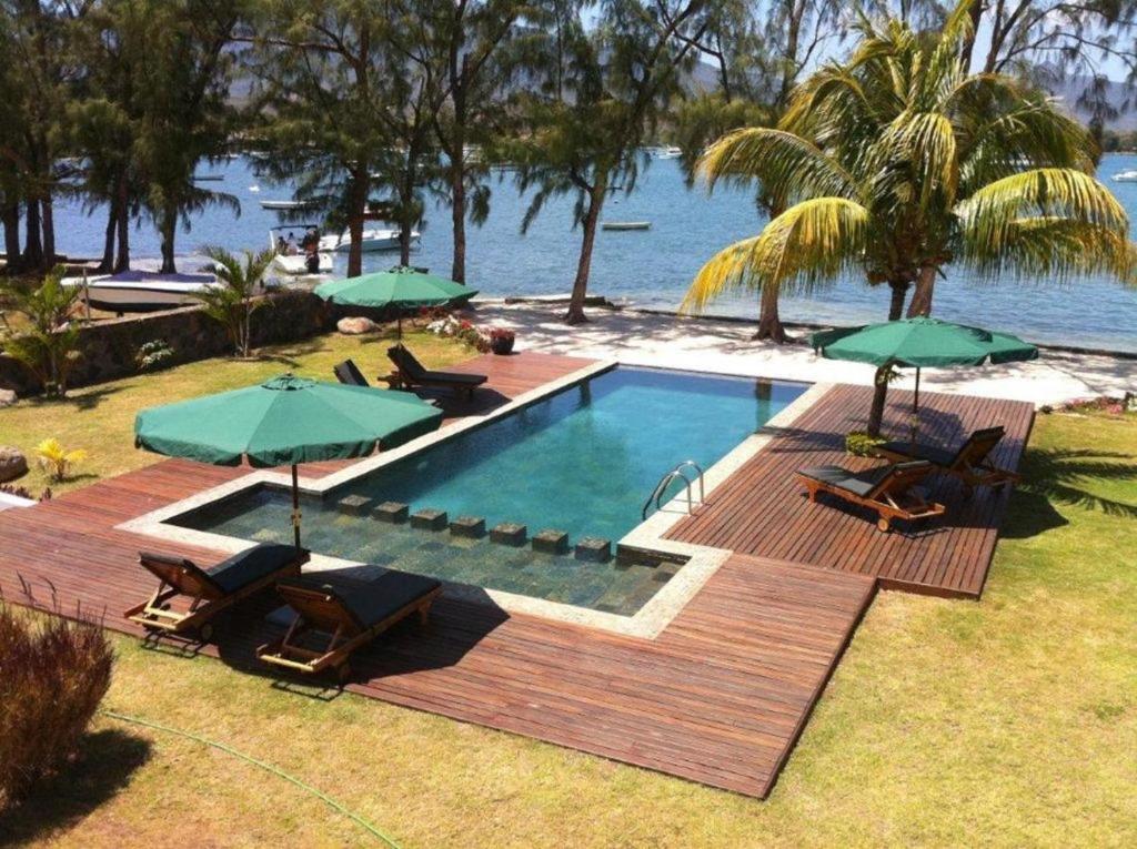 Appartement Pieds dans l’Eau à Vendre – Luxe et Élégance à Rivière Noire, Maurice